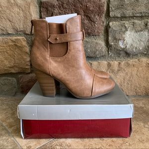 NEW IN BOX Classic Western Distressed Heeled Ankle Booties